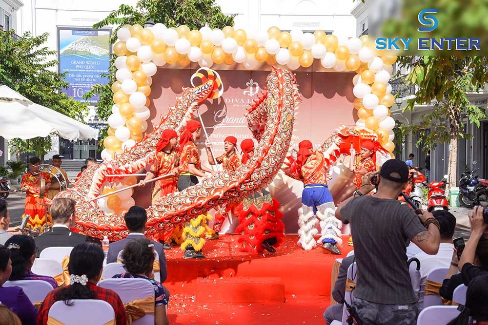 cung-cap-doan-lan-su-rong-bieu-dien-khai-truong